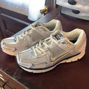 Women’s Nike Vomero 5 size 8.5